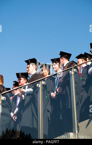 Hochschulbildung im Vereinigten Königreich: Absolventen von Aberystwyth University, in ihren traditionellen Mörser Boards und Schwarz akademische Kleider, für ihre traditionelle Gruppenfoto posiert. Juli 2018 Stockfoto