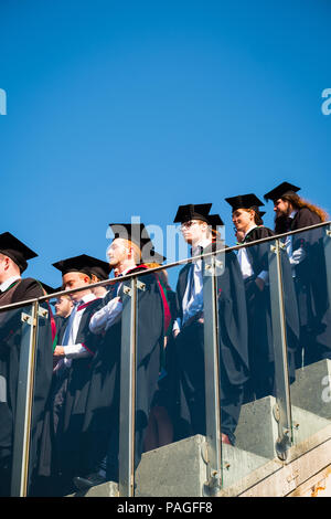 Hochschulbildung im Vereinigten Königreich: Absolventen von Aberystwyth University, in ihren traditionellen Mörser Boards und Schwarz akademische Kleider, für ihre traditionelle Gruppenfoto posiert. Juli 2018 Stockfoto