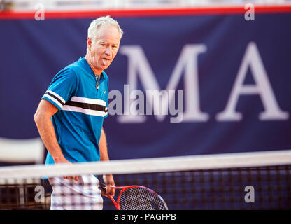 Hamburg, Deutschland. 22. Juli, 2018. Deutsche Tennismeisterschaften 2018 - Manhagen Klassiker-Match der Legenden am Rothenbaum Tennis Stadium. John McEnroe aus den USA in Aktion gegen M. Stich aus Deutschland. Credit: Daniel Bockwoldt/dpa/Alamy leben Nachrichten Stockfoto