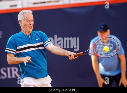 Hamburg, Deutschland. 22. Juli, 2018. Deutsche Tennismeisterschaften 2018 - Manhagen Klassiker-Match der Legenden am Rothenbaum Tennis Stadium. John McEnroe aus den USA in Aktion gegen M. Stich aus Deutschland. Credit: Daniel Bockwoldt/dpa/Alamy leben Nachrichten Stockfoto