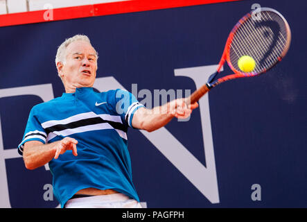 Hamburg, Deutschland. 22. Juli, 2018. Deutsche Tennismeisterschaften 2018 - Manhagen Klassiker-Match der Legenden am Rothenbaum Tennis Stadium. John McEnroe aus den USA in Aktion gegen M. Stich aus Deutschland. Credit: Daniel Bockwoldt/dpa/Alamy leben Nachrichten Stockfoto