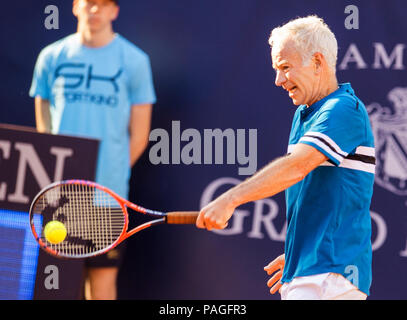 Hamburg, Deutschland. 22. Juli, 2018. Deutsche Tennismeisterschaften 2018 - Manhagen Klassiker-Match der Legenden am Rothenbaum Tennis Stadium. John McEnroe aus den USA in Aktion gegen M. Stich aus Deutschland. Credit: Daniel Bockwoldt/dpa/Alamy leben Nachrichten Stockfoto
