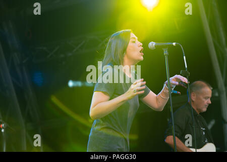 Dorset, Großbritannien. 22. Juli 2018. Lamer Tree Festival Nadin Sahah auf dem Rasen an Lamer Tree Festival, Kredit: Guy Peterson. Credit: Guy Peterson/Alamy leben Nachrichten Stockfoto