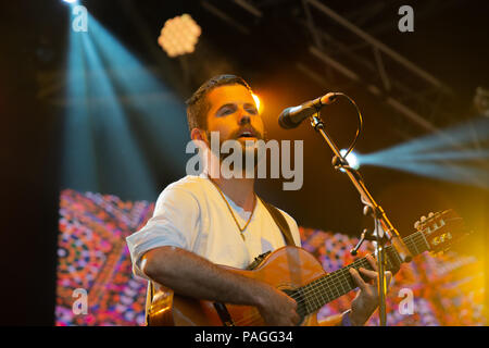 Dorset, Großbritannien. 22. Juli 2018. Larmer Tree Festival, Großbritannien, am 22., Juli, 2018, Nick Mulvey auf der Hauptbühne am Larmer Tree Festival, Kredit: Guy Peterson. Credit: Guy Peterson/Alamy leben Nachrichten Stockfoto