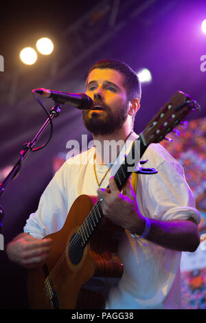 Dorset, Großbritannien. 22. Juli 2018. Larmer Tree Festival, Großbritannien, am 22., Juli, 2018, Nick Mulvey auf der Hauptbühne am Larmer Tree Festival, Kredit: Guy Peterson. Credit: Guy Peterson/Alamy leben Nachrichten Stockfoto