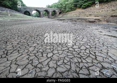 Lancashire, UK. 21. Juli 2018. Der Behälter ist jetzt zeigt sehr niedrige Niveaus durch eine anhaltende trockene Periode, und ist hier nach 2 Tagen Regen gezeigt. United Utilities, die den Behälter selbst beabsichtigen, eine Schlauchleitung Verbot vom 5. August 2018 einzuführen. Den Behälter liefert Liverpool über eine Reihe von Stauseen im Rivington, zuletzt verwendete Wasser für Hubschrauber Kämpfen der Winter Hill Brände zu liefern. Die Brücke gezeigt wird, ist der Abgleich Brücke überspannt den Fluss Schafgarbe, die normalerweise durch sie in den Behälter fließen. Credit: Phil Taylor/Alamy leben Nachrichten Stockfoto