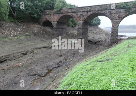 Lancashire, UK. 21. Juli 2018. Der Behälter ist jetzt zeigt sehr niedrige Niveaus durch eine anhaltende trockene Periode, und ist hier nach 2 Tagen Regen gezeigt. United Utilities, die den Behälter selbst beabsichtigen, eine Schlauchleitung Verbot vom 5. August 2018 einzuführen. Den Behälter liefert Liverpool über eine Reihe von Stauseen im Rivington, zuletzt verwendete Wasser für Hubschrauber Kämpfen der Winter Hill Brände zu liefern. Die Brücke gezeigt wird, ist der Abgleich Brücke überspannt den Fluss Schafgarbe, die normalerweise durch sie in den Behälter fließen. Credit: Phil Taylor/Alamy leben Nachrichten Stockfoto