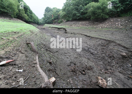 Lancashire, UK. 21. Juli 2018. Der Behälter ist jetzt zeigt sehr niedrige Niveaus durch eine anhaltende trockene Periode, und ist hier nach 2 Tagen Regen gezeigt. United Utilities, die den Behälter selbst beabsichtigen, eine Schlauchleitung Verbot vom 5. August 2018 einzuführen. Den Behälter liefert Liverpool über eine Reihe von Stauseen im Rivington, zuletzt verwendete Wasser für Hubschrauber Kämpfen der Winter Hill Brände zu liefern. Die Brücke gezeigt wird, ist der Abgleich Brücke überspannt den Fluss Schafgarbe, die normalerweise durch sie in den Behälter fließen. Credit: Phil Taylor/Alamy leben Nachrichten Stockfoto