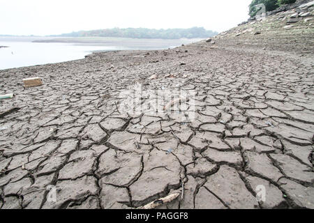 Lancashire, UK. 21. Juli 2018. Der Behälter ist jetzt zeigt sehr niedrige Niveaus durch eine anhaltende trockene Periode, und ist hier nach 2 Tagen Regen gezeigt. United Utilities, die den Behälter selbst beabsichtigen, eine Schlauchleitung Verbot vom 5. August 2018 einzuführen. Den Behälter liefert Liverpool über eine Reihe von Stauseen im Rivington, zuletzt verwendete Wasser für Hubschrauber Kämpfen der Winter Hill Brände zu liefern. Die Brücke gezeigt wird, ist der Abgleich Brücke überspannt den Fluss Schafgarbe, die normalerweise durch sie in den Behälter fließen. Credit: Phil Taylor/Alamy leben Nachrichten Stockfoto