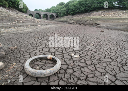 Lancashire, UK. 21. Juli 2018. Der Behälter ist jetzt zeigt sehr niedrige Niveaus durch eine anhaltende trockene Periode, und ist hier nach 2 Tagen Regen gezeigt. United Utilities, die den Behälter selbst beabsichtigen, eine Schlauchleitung Verbot vom 5. August 2018 einzuführen. Den Behälter liefert Liverpool über eine Reihe von Stauseen im Rivington, zuletzt verwendete Wasser für Hubschrauber Kämpfen der Winter Hill Brände zu liefern. Die Brücke gezeigt wird, ist der Abgleich Brücke überspannt den Fluss Schafgarbe, die normalerweise durch sie in den Behälter fließen. Credit: Phil Taylor/Alamy leben Nachrichten Stockfoto