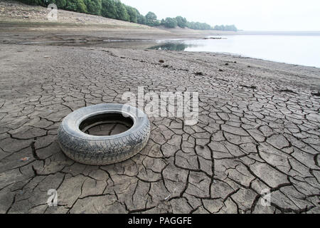 Lancashire, UK. 21. Juli 2018. Der Behälter ist jetzt zeigt sehr niedrige Niveaus durch eine anhaltende trockene Periode, und ist hier nach 2 Tagen Regen gezeigt. United Utilities, die den Behälter selbst beabsichtigen, eine Schlauchleitung Verbot vom 5. August 2018 einzuführen. Den Behälter liefert Liverpool über eine Reihe von Stauseen im Rivington, zuletzt verwendete Wasser für Hubschrauber Kämpfen der Winter Hill Brände zu liefern. Die Brücke gezeigt wird, ist der Abgleich Brücke überspannt den Fluss Schafgarbe, die normalerweise durch sie in den Behälter fließen. Credit: Phil Taylor/Alamy leben Nachrichten Stockfoto