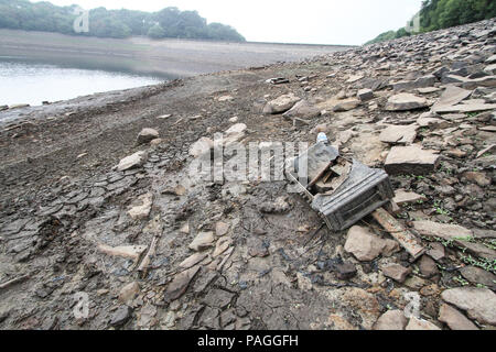 Lancashire, UK. 21. Juli 2018. Der Behälter ist jetzt zeigt sehr niedrige Niveaus durch eine anhaltende trockene Periode, und ist hier nach 2 Tagen Regen gezeigt. United Utilities, die den Behälter selbst beabsichtigen, eine Schlauchleitung Verbot vom 5. August 2018 einzuführen. Den Behälter liefert Liverpool über eine Reihe von Stauseen im Rivington, zuletzt verwendete Wasser für Hubschrauber Kämpfen der Winter Hill Brände zu liefern. Die Brücke gezeigt wird, ist der Abgleich Brücke überspannt den Fluss Schafgarbe, die normalerweise durch sie in den Behälter fließen. Credit: Phil Taylor/Alamy leben Nachrichten Stockfoto