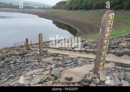 Lancashire, UK. 21. Juli 2018. Der Behälter ist jetzt zeigt sehr niedrige Niveaus durch eine anhaltende trockene Periode, und ist hier nach 2 Tagen Regen gezeigt. United Utilities, die den Behälter selbst beabsichtigen, eine Schlauchleitung Verbot vom 5. August 2018 einzuführen. Den Behälter liefert Liverpool über eine Reihe von Stauseen im Rivington, zuletzt verwendete Wasser für Hubschrauber Kämpfen der Winter Hill Brände zu liefern. Die Brücke gezeigt wird, ist der Abgleich Brücke überspannt den Fluss Schafgarbe, die normalerweise durch sie in den Behälter fließen. Credit: Phil Taylor/Alamy leben Nachrichten Stockfoto