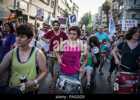 Jerusalem, Israel. 22. Juli, 2018. Mitglieder der LGBT-Gemeinschaft März während einer Demonstration gegen die Verabschiedung eines Gesetzes, das erweitert den Anspruch auf staatlich unterstützten Leihmutterschaft einzelne Frauen zu gehören, nicht aber die einzelnen Männer und schwule Paare, in Jerusalem, 22. Juli 2018. Foto: Ilia Yefimovich/dpa Quelle: dpa Picture alliance/Alamy leben Nachrichten Stockfoto