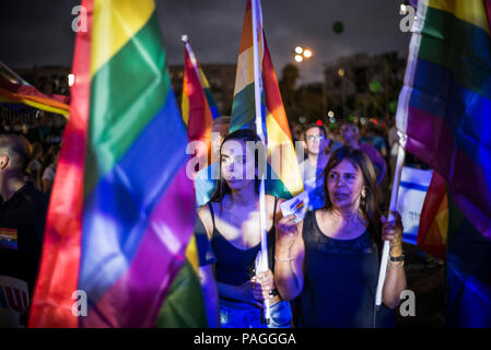 Jerusalem, Israel. 22. Juli, 2018. Mitglieder der LGBT-Gemeinschaft Wave die Regenbogenfahnen, als sie an einer Demonstration gegen die Verabschiedung eines Gesetzes, das erweitert die Förderfähigkeit für Leihmutterschaft unterstützt einzelne Frauen zu gehören, nicht aber die einzelnen Männer und schwule Paare, am Pariser Platz in Jerusalem, 22. Juli 2018. Foto: Ilia Yefimovich/dpa Quelle: dpa Picture alliance/Alamy leben Nachrichten Stockfoto