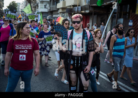 Jerusalem, Israel. 22. Juli, 2018. Mitglieder der LGBT-Gemeinschaft März während einer Demonstration gegen die Verabschiedung eines Gesetzes, das erweitert den Anspruch auf staatlich unterstützten Leihmutterschaft einzelne Frauen zu gehören, nicht aber die einzelnen Männer und schwule Paare, in Jerusalem, 22. Juli 2018. Foto: Ilia Yefimovich/dpa Quelle: dpa Picture alliance/Alamy leben Nachrichten Stockfoto