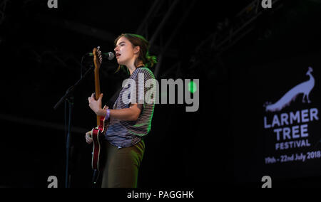 Dorset, Großbritannien. 22. Juli 2018. Ziege Mädchen spielen auf der Hauptbühne am larmer Tree 2018 Sonntag, den 22. Juli 2018 Credit: Paul Bevan/Alamy leben Nachrichten Stockfoto