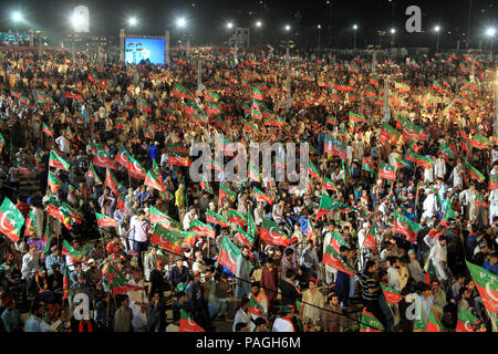 Karachi. 22. Juli, 2018. Unterstützer von Imran Khan, Leiter des Pakistan Tehreek-e-Insaf (PTI) Partei, Teilnahme an einem Wahlkampf Rallye im Süden der pakistanischen Hafenstadt Karatschi, 22. Juli 2018. Pakistan wird den allgemeinen Wahlen am 25. Juli. Quelle: Xinhua/Alamy leben Nachrichten Stockfoto