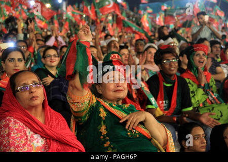 Karachi. 22. Juli, 2018. Unterstützer von Imran Khan, Leiter des Pakistan Tehreek-e-Insaf (PTI) Partei, Teilnahme an einem Wahlkampf Rallye im Süden der pakistanischen Hafenstadt Karatschi, 22. Juli 2018. Pakistan wird den allgemeinen Wahlen am 25. Juli. Quelle: Xinhua/Alamy leben Nachrichten Stockfoto