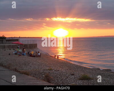 Sheerness, Kent, Großbritannien. 22. Juli, 2018. UK Wetter: Einen traumhaften Sonnenuntergang am Ende eines sehr warmen und feuchten Tag in Sheerness, Kent. Credit: James Bell/Alamy leben Nachrichten Stockfoto