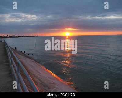 Sheerness, Kent, Großbritannien. 22. Juli, 2018. UK Wetter: Einen traumhaften Sonnenuntergang am Ende eines sehr warmen und feuchten Tag in Sheerness, Kent. Credit: James Bell/Alamy leben Nachrichten Stockfoto