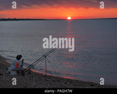 Sheerness, Kent, Großbritannien. 22. Juli, 2018. UK Wetter: Einen traumhaften Sonnenuntergang am Ende eines sehr warmen und feuchten Tag in Sheerness, Kent. Credit: James Bell/Alamy leben Nachrichten Stockfoto