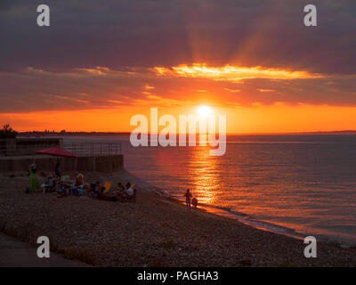 Sheerness, Kent, Großbritannien. 22. Juli, 2018. UK Wetter: Einen traumhaften Sonnenuntergang am Ende eines sehr warmen und feuchten Tag in Sheerness, Kent. Credit: James Bell/Alamy leben Nachrichten Stockfoto