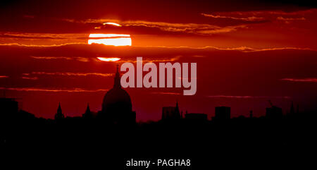 London, Großbritannien. 22. Juli, 2018. UK Wetter: dramatischer Sonnenuntergang über St. Paul's Cathedral in London. Credit: Guy Corbishley/Alamy leben Nachrichten Stockfoto