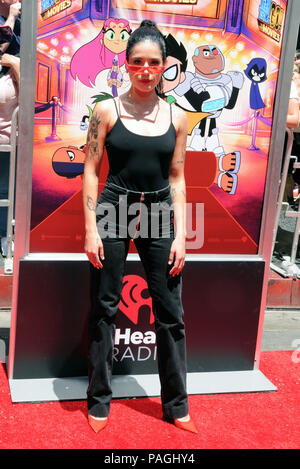 HOLLYWOOD, CA - 22. Juli: Sänger Halsey nimmt an Warner Bros. Pictures' Weltpremiere von 'Teen Titans Go! Im Kino" am 22. Juli 2018 TCL Chinese Theatre in Hollywood, Kalifornien. Foto von Barry King/Alamy leben Nachrichten Stockfoto