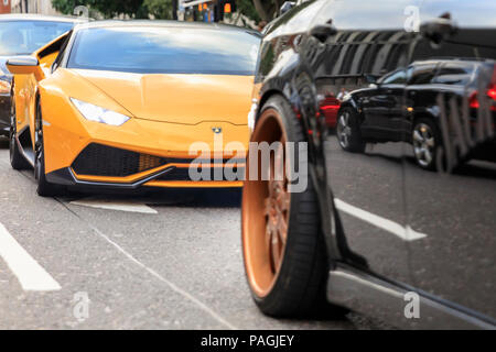 Sloane Street, London, UK, 20. Juli 2018. Supercars, hohe Leistung und klassische Autos, sowie einige charakteristische Anpassungen, und fahren Sie entlang der Sloane Street für Supercar Sonntag, die sieht rund 400 Autos teilnehmen. Die meetup wird von Surrey Auto Treffen und auf soziale Medien organisiert. Stockfoto