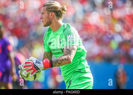 Charlotte, NC, USA. 22. Juli, 2018. Liverpool Torwart Loris Karius (1) löscht den Ball von seinem Ziel, die bei Internationalen Champions Cup zwischen dem FC Liverpool vs Borussia Dortmund in Charlotte, NC. Jonathan Huff/CSM/Alamy leben Nachrichten Stockfoto