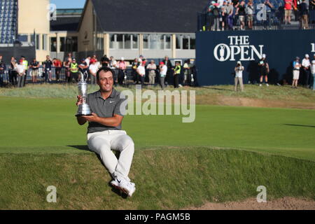 Carnoustie, Angus, Großbritannien. 22. Juli, 2018. Francesco Molinari von Italien feiert mit Trophäe, nachdem er die 147 Open Golf Meisterschaft in Carnoustie Golf Links in Carnoustie, Angus, Schottland, 22. Juli 2018. Credit: Koji Aoki/LBA SPORT/Alamy leben Nachrichten Stockfoto