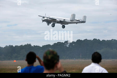 Farnborough, London. 22. Juli, 2018. Die Menschen sehen das Flying Display auf der Farnborough International Airshow, süd-westlich von London, Großbritannien am 22. Juli 2018. Credit: Han Yan/Xinhua/Alamy leben Nachrichten Stockfoto