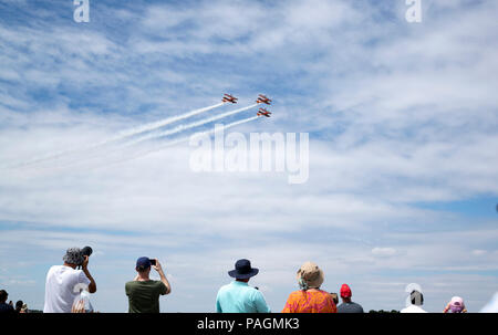 Farnborough, London. 22. Juli, 2018. Die Menschen sehen ein Flying Display auf der Farnborough International Airshow, süd-westlich von London, Großbritannien am 22. Juli 2018. Credit: Han Yan/Xinhua/Alamy leben Nachrichten Stockfoto