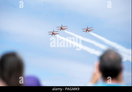 Farnborough, London. 22. Juli, 2018. Die Menschen sehen das Flying Display auf der Farnborough International Airshow, süd-westlich von London, Großbritannien am 22. Juli 2018. Credit: Han Yan/Xinhua/Alamy leben Nachrichten Stockfoto