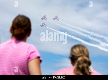 Farnborough, London. 22. Juli, 2018. Die Menschen sehen das Flying Display auf der Farnborough International Airshow, süd-westlich von London, Großbritannien am 22. Juli 2018. Credit: Han Yan/Xinhua/Alamy leben Nachrichten Stockfoto