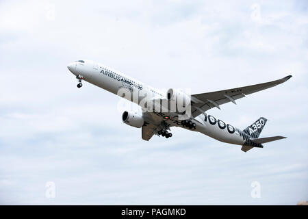 Farnborough, London. 22. Juli, 2018. Ein Airbus A350-1000 XWB Passagierflugzeug führt in einem Flying Display auf der Farnborough International Airshow, süd-westlich von London, Großbritannien am 22. Juli 2018. Credit: Han Yan/Xinhua/Alamy leben Nachrichten Stockfoto