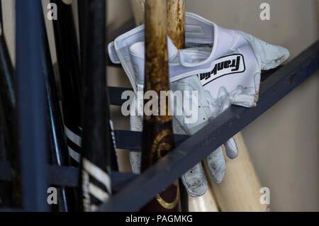 Milwaukee, WI, USA. 21. Juli 2018. Ein Franklin Batting Glove in der BAT-Rack vor der Major League Baseball Spiel zwischen den Milwaukee Brewers und der Los Angeles Dodgers am Miller Park in Milwaukee, WI. John Fisher/CSM/Alamy leben Nachrichten Stockfoto