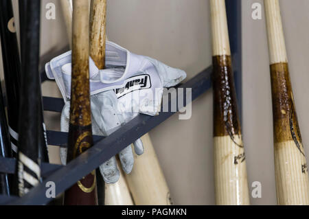 Milwaukee, WI, USA. 21. Juli 2018. Ein Franklin Batting Glove in der BAT-Rack vor der Major League Baseball Spiel zwischen den Milwaukee Brewers und der Los Angeles Dodgers am Miller Park in Milwaukee, WI. John Fisher/CSM/Alamy leben Nachrichten Stockfoto