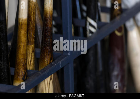 Milwaukee, WI, USA. 21. Juli 2018. Ein Bild der Fledermäuse mit Pine tar im Dodger batting Rack vor der Major League Baseball Spiel zwischen den Milwaukee Brewers und der Los Angeles Dodgers am Miller Park in Milwaukee, WI abgedeckt. John Fisher/CSM/Alamy leben Nachrichten Stockfoto