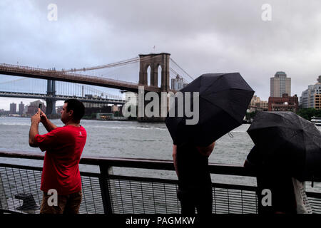 New York, USA. 22. Juli, 2018. Ein Mann nimmt Bilder der Brooklyn Bridge in Manhattan, New York City, USA, 22. Juli 2018. Credit: Li Muzi/Xinhua/Alamy leben Nachrichten Stockfoto