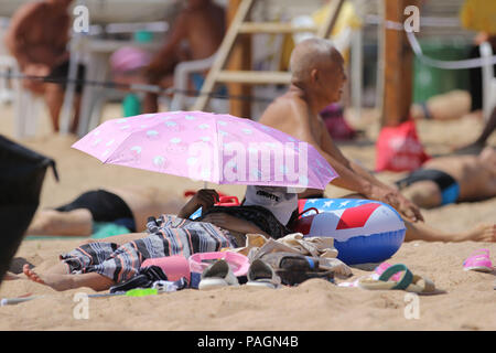 Qingda, Qingda, China. 23. Juli 2018. Qingdao, China - Touristen die Kühle am Strand in Qingdao genießen, der ostchinesischen Provinz Shandong. Credit: SIPA Asien/ZUMA Draht/Alamy leben Nachrichten Stockfoto