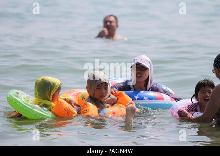 Qingda, Qingda, China. 23. Juli 2018. Qingdao, China - Touristen die Kühle am Strand in Qingdao genießen, der ostchinesischen Provinz Shandong. Credit: SIPA Asien/ZUMA Draht/Alamy leben Nachrichten Stockfoto