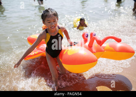 Qingda, Qingda, China. 23. Juli 2018. Qingdao, China - Touristen die Kühle am Strand in Qingdao genießen, der ostchinesischen Provinz Shandong. Credit: SIPA Asien/ZUMA Draht/Alamy leben Nachrichten Stockfoto