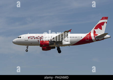 Abbotsford, British Columbia, Kanada. 17. Juli 2018. Eine Air Canada Rouge Airbus A319 (C-GBHZ) single-aisle narrow-Body Jet Airliner Airborne auf Final Approach Landeanflug auf Abbotsford International Flughafen entfernt. Credit: bayne Stanley/ZUMA Draht/Alamy leben Nachrichten Stockfoto