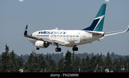 Abbotsford, British Columbia, Kanada. 17. Juli 2018. Ein WestJet Airlines Boeing737-700 (C-GWSO) single-aisle narrow-Body Jet Airliner landet auf Abbotsford International Flughafen entfernt. Credit: bayne Stanley/ZUMA Draht/Alamy leben Nachrichten Stockfoto