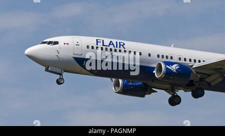 Abbotsford, British Columbia, Kanada. 17. Juli 2018. Ein Flair Airlines Boeing737-400 (C-FLRS) single-aisle narrow-Body Jet Airliner auf Final Approach für die Landung. Die Fluggesellschaft hat begonnen, ultra-low-cost-Service in Kanada und ist mit Sitz in Edmonton, Alberta. Credit: bayne Stanley/ZUMA Draht/Alamy leben Nachrichten Stockfoto