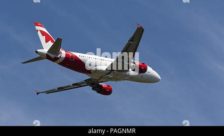 Abbotsford, British Columbia, Kanada. 17. Juli 2018. Eine Air Canada Rouge Airbus A319 (C-GBHZ) single-aisle narrow-Body Jet Airliner Airborne nach dem Entfernen von Abbotsford International Flughafen entfernt. Credit: bayne Stanley/ZUMA Draht/Alamy leben Nachrichten Stockfoto