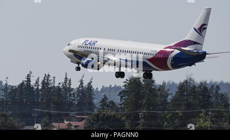 Abbotsford, British Columbia, Kanada. 17. Juli 2018. Ein Flair Airlines Boeing737-400 (C-FLRS) single-aisle narrow-Body Jet Airliner landet auf Abbotsford International Flughafen entfernt. Die Fluggesellschaft hat begonnen, ultra-low-cost-Service in Kanada und ist mit Sitz in Edmonton, Alberta. Credit: bayne Stanley/ZUMA Draht/Alamy leben Nachrichten Stockfoto