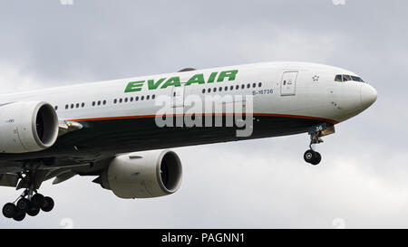 Richmond, British Columbia, Kanada. 29 Mai, 2018. Ein EVA Air Boeing 777-300ER (B -16736) wide-Body Jet Airliner Airborne auf Final Approach für die Landung. Credit: bayne Stanley/ZUMA Draht/Alamy leben Nachrichten Stockfoto